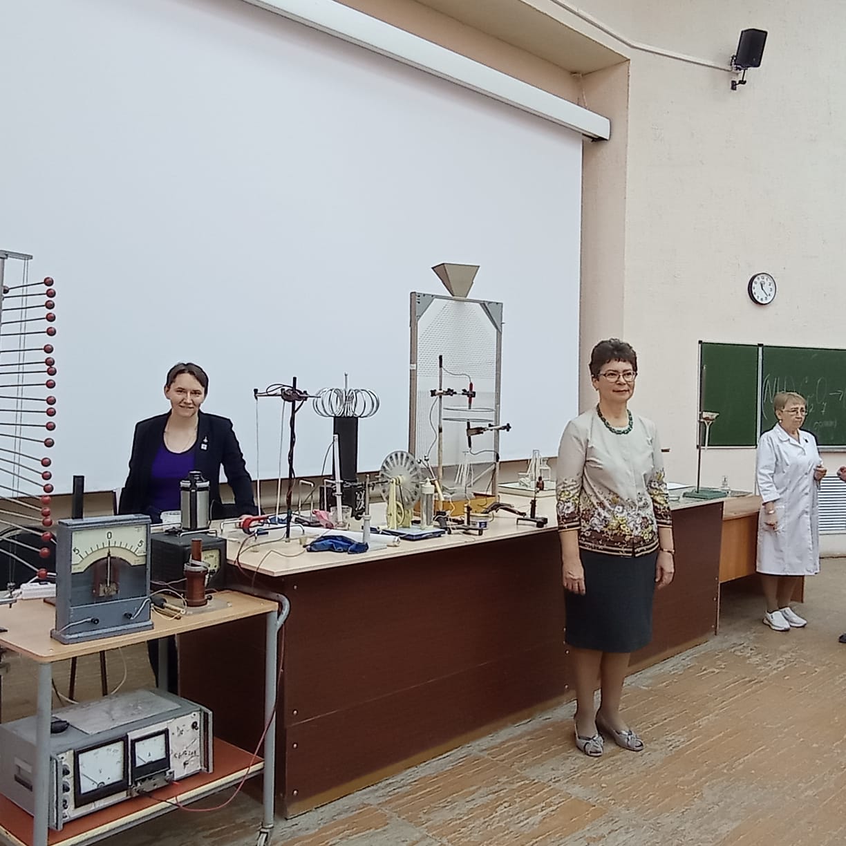 Школьники на Физико-химическом шоу